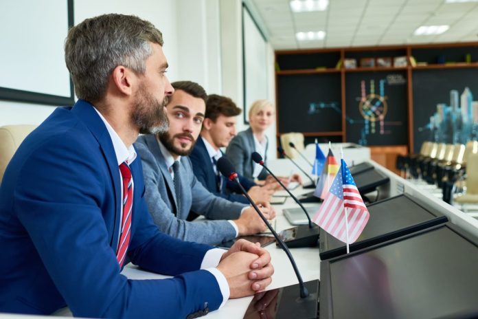 Dólar X real: proteger o patrimônio exige diversificação